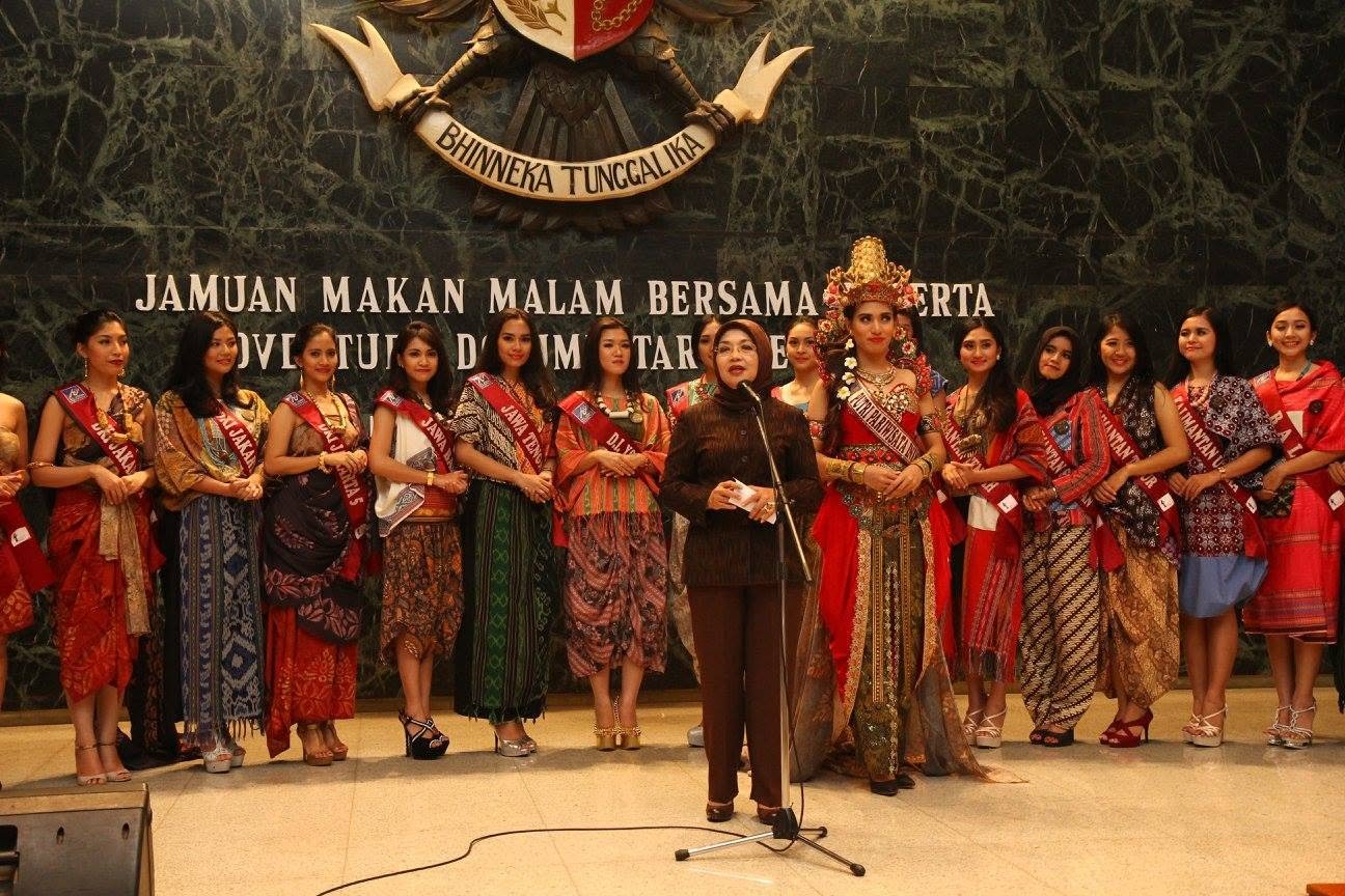 Jamuan bersama peserta berkain tradisional Nusantara